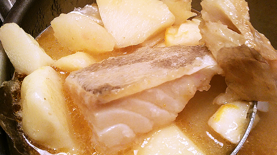 Foto de patatas con bacalao preparado con tacos de bacalao de Carnes March.